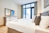Postel nebo postele na pokoji v ubytování RH- Downtown Delight, spacious 01BR near Dubai Mall & Burj Khalifa, RP Heights