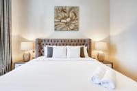 Postel nebo postele na pokoji v ubytování RH- Downtown Delight, spacious 01BR near Dubai Mall & Burj Khalifa, RP Heights