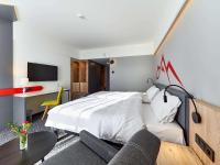 Televízia a/alebo spoločenská miestnosť v ubytovaní ibis Styles Nowy Targ
