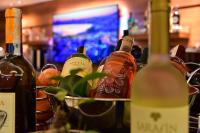 居姆贝特Jasmin Elite Residence & SPA的酒吧里放着一束葡萄酒