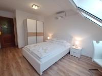Łóżko lub łóżka w pokoju w obiekcie EMMA Apartman Harkány