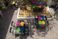 una vista panorámica de las sillas y mesas con una decoración colorida en PATIO Alojamiento, en San Miguel de Allende