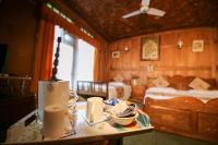 The Shelter Group of Houseboats & Tour organiserにあるベッド