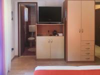 Televízia a/alebo spoločenská miestnosť v ubytovaní Apartments Milostić