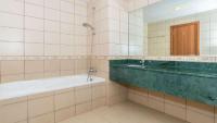 Koupelna v ubytování Octavius Holiday Home, Large 2 Bedroom Apartment near Global Village & Outlet Mall