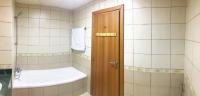 Koupelna v ubytování Octavius Holiday Home, Large 2 Bedroom Apartment near Global Village & Outlet Mall