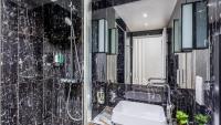 Kylpyhuone majoituspaikassa Luxury and spacious 5 bedroom 4 bathroom - Notre Dame