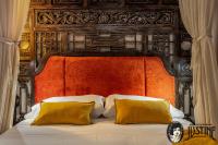 Postel nebo postele na pokoji v ubytování Suite Opium Den by Justine Apartments Apartamento turístico en Madrid Río