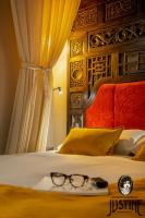 Postel nebo postele na pokoji v ubytování Suite Opium Den by Justine Apartments Apartamento turístico en Madrid Río