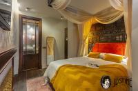 Postel nebo postele na pokoji v ubytování Suite Opium Den by Justine Apartments Apartamento turístico en Madrid Río