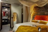 Postel nebo postele na pokoji v ubytování Suite Opium Den by Justine Apartments Apartamento turístico en Madrid Río