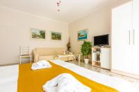 Televízia a/alebo spoločenská miestnosť v ubytovaní Apartments Franelić