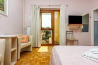Televízia a/alebo spoločenská miestnosť v ubytovaní Apartments Franelić