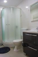 ein Bad mit einer Dusche, einem WC und einem Waschbecken in der Unterkunft Apartman i studio apartman Vitana in Garešnica