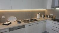 Kuchyň nebo kuchyňský kout v ubytování New Big Modern City Center Apartment