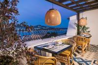 Un patio con mesa y sillas y vista al mar. en Hotel La Torre del Canonigo - Small Luxury Hotels, en Ibiza