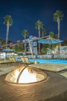 einen Brunnen in einem Pool in der Nacht mit Palmen in der Unterkunft Desert Rose Resort in Las Vegas