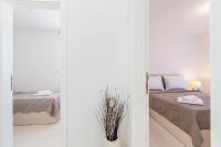 Łóżko lub łóżka w pokoju w obiekcie Apartment LAGANINI III