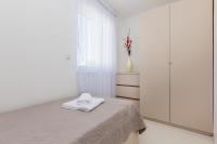 Łóżko lub łóżka w pokoju w obiekcie Apartment LAGANINI III