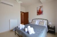 Posteľ alebo postele v izbe v ubytovaní Orama Apartments - Vacations Next to the Sea