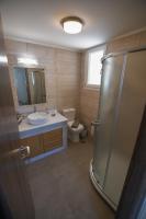 Kúpeľňa v ubytovaní Orama Apartments - Vacations Next to the Sea
