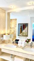 Televízia a/alebo spoločenská miestnosť v ubytovaní MONDRIAN Luxury Suites & Apartments Market Square I