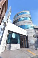 広島市にあるlifeone clubの目の前に看板が立つ高いガラス張り