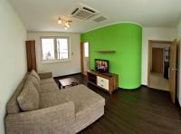 Telewizja i/lub zestaw kina domowego w obiekcie Fine Restaurant & Apartments