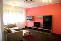 Telewizja i/lub zestaw kina domowego w obiekcie Fine Restaurant & Apartments