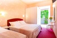 A bed or beds in a room at Hotel Souvenir