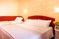 A bed or beds in a room at Hotel Souvenir