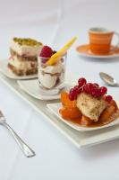 Una bandeja con dos platos de postres sobre una mesa. en Parkhotel Sonnenhof, en Oberammergau