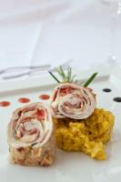 Un plato de comida con un panecillo encima de arroz amarillo. en Parkhotel Sonnenhof, en Oberammergau