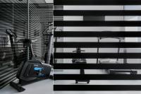 Posilňovňa alebo fitness centrum v ubytovaní Bumblebee Luxury Apartments 2