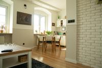 Televízia a/alebo spoločenská miestnosť v ubytovaní Apartament Mały Rynek