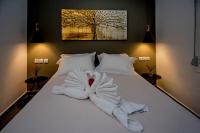 A bed or beds in a room at Avocado villa offering peace and relaxation