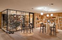 埃格Fuchsegg Eco Lodge的设有吧台凳的品酒室和酒窖