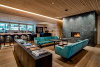 埃格Fuchsegg Eco Lodge的带沙发和壁炉的客厅