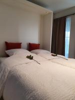 a bedroom with two beds with flowers on them at Vakantiehuis Onverbloemd in Tielt