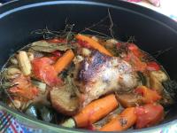 Le BeaucetにあるLa Bergerie Pradelのニンジンと肉の入った鍋料理