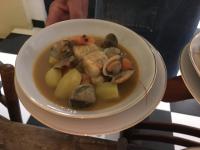 Le BeaucetにあるLa Bergerie Pradelの魚介類と野菜が入ったボウルの食べ物