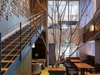 大阪市にある大阪グランベルホテルのテーブルのある部屋の真ん中にある木