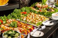 um buffet repleto de diversos tipos de comida em Fezinn Hotel - Best Wayanad Hotel in 2024 em Calecute