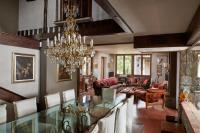 uma sala de jantar e sala de estar com um lustre em Country House La Bursch em Campiglia Cervo