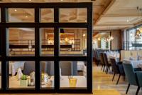 Reštaurácia alebo iné gastronomické zariadenie v ubytovaní Hotel Post am See