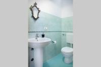 A bathroom at Villa Belvedere-Con piscina a Bardolino
