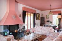 A seating area at Villa Belvedere-Con piscina a Bardolino