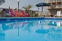 Rideau Oceanfront Motelの敷地内または近くにあるプール