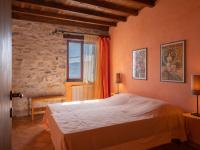 Łóżko lub łóżka w pokoju w obiekcie Holiday Home U Figu du Camin by Interhome