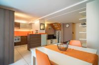 a kitchen and dining room with a table and chairs at MAGNOLIAS 2- quartier résidentiel proche de la plage in Hendaye